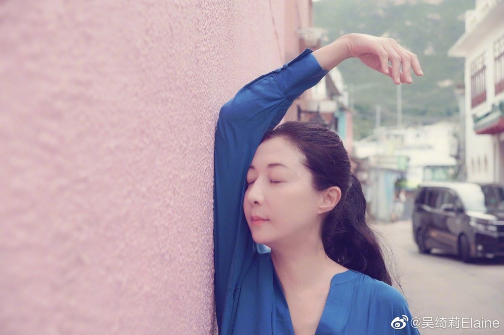 吳綺莉曾在直播中說:「女兒現在是在學習當中,我覺得要讓她自己去學習,因為很多東西媽媽講多少都沒用,要自己去感受體會了才懂。」