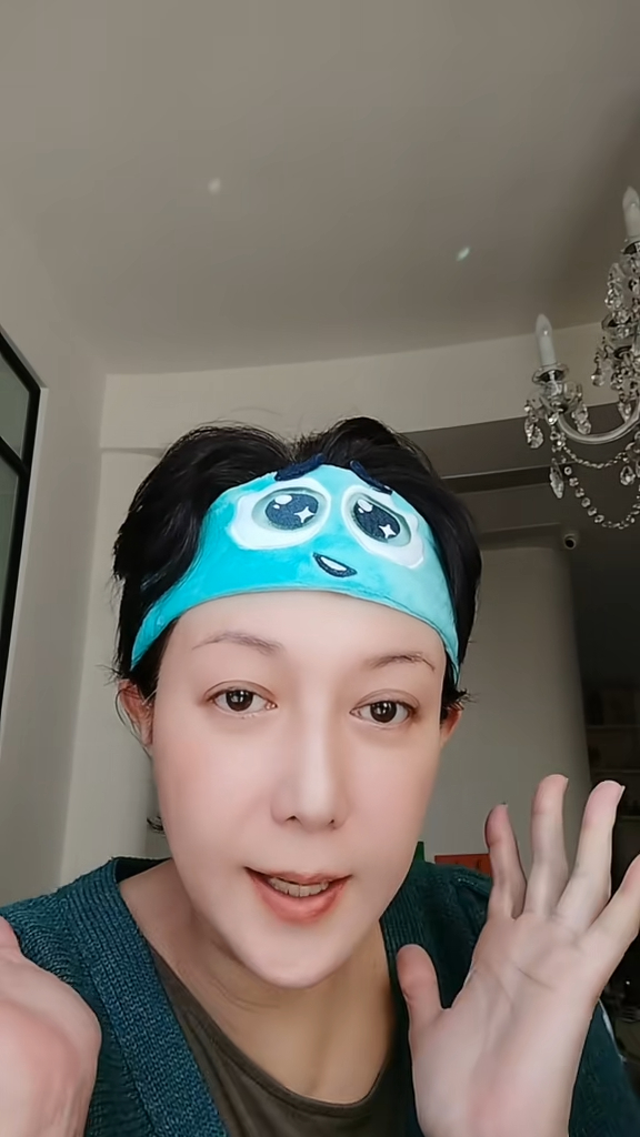 吳綺莉在抖音分享拜年影片,家居打扮素顏示人,皮膚白皙、五官清秀。