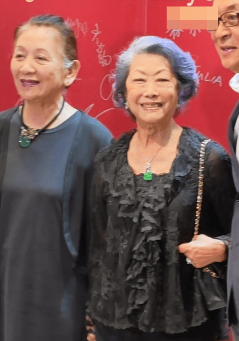 白茵面露笑容,精神相當不錯。