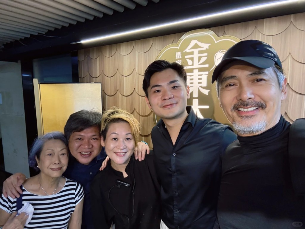 82歲的白茵染了紫藍色頭髮,髮根為黑色,她打扮樸素與周潤發到金東大用膳。