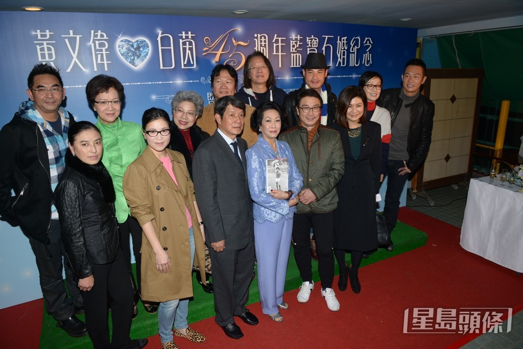 足球名宿黃文偉和白茵在結婚45周年紀念日推出自傳,多位足壇人士到場恭賀,自傳收益將撥作慈善用途。