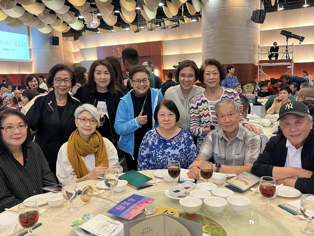 化了淡妝的80歲白茵(後右)看起來相當年輕,狀態高貴。