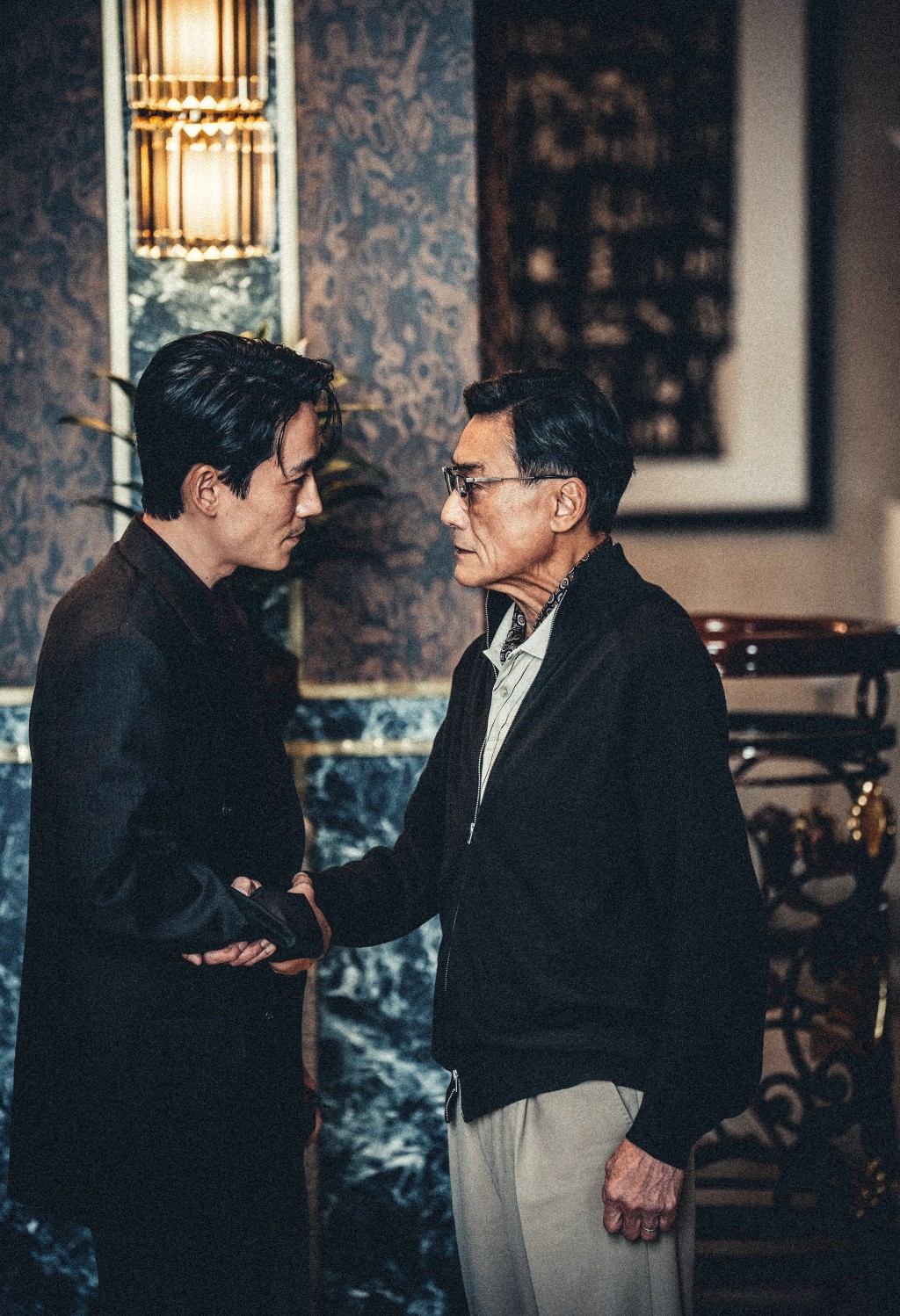 梁家輝飾演香港首富、陳氏集團主席「陳輝延」。