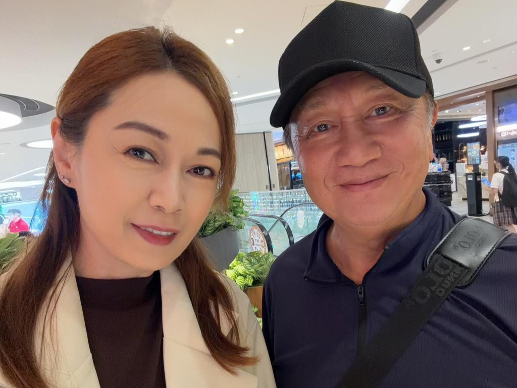 姚瑩瑩與郭鋒在商場合照，郭鋒精神飽滿，展現笑容。