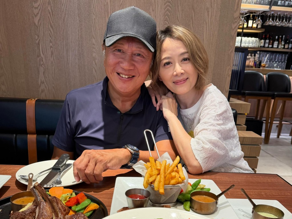 郭鋒與在劇中飾演其女兒的姚樂怡合照，二人笑容親切。