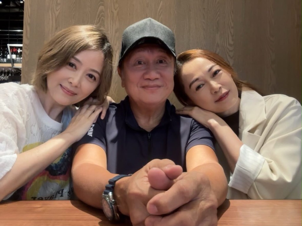 姚樂怡與姚瑩瑩依偎在郭鋒兩旁，展現多年不變的情誼。