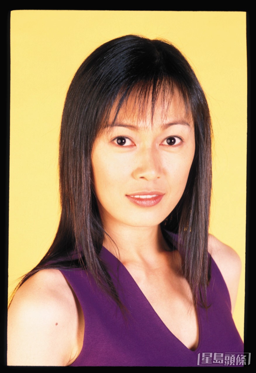 姚瑩瑩於1995年加入TVB第八期藝員進修班，後來成為力捧的五美之一。