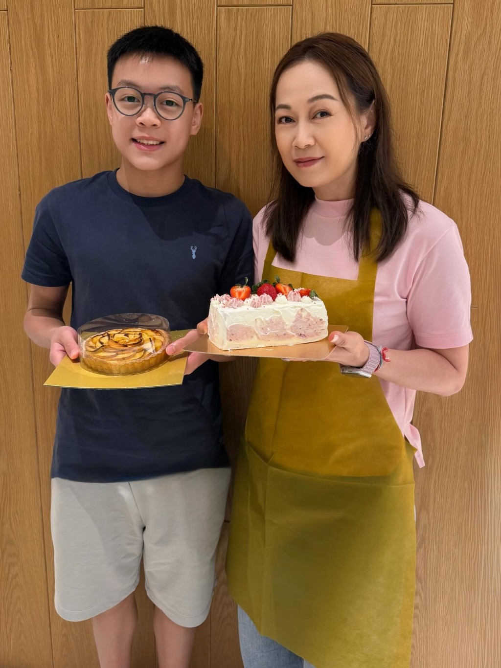 姚瑩瑩早前分享與15歲兒子製作甜品的照片，兒子現已比她更高。