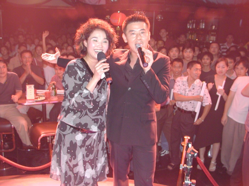 兩夫妻以內地登台為主,有指他們每月到內地大小城市演出約15場,收入可觀。