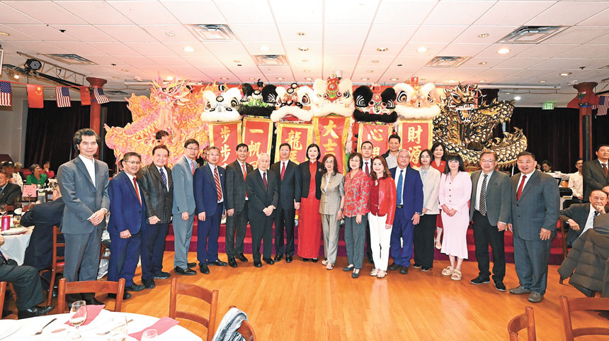 慶祝中華人民共和國國慶美國北加州委員會首長與嘉賓合影。馬紅兵攝