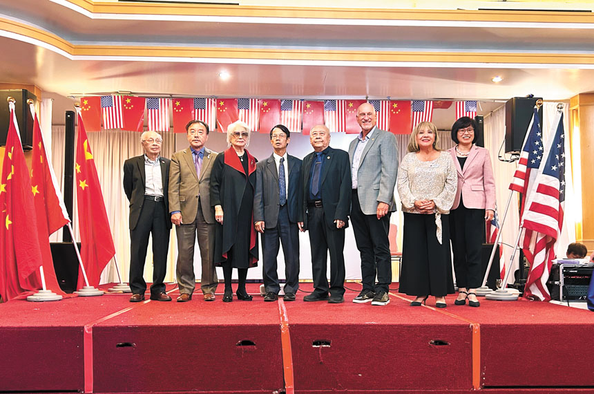 北京同鄉會何孔華、菊花會會長鄺順邦、潮州會館董事長徐瓊林（左3、4、5）與出席的南灣地方民意代表合照。