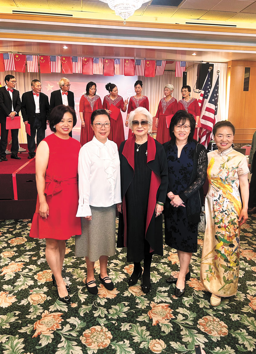 星島日報行政營運副總裁曹念秀親臨出席，與北京同鄉會何孔華合照（右2及中間）。
