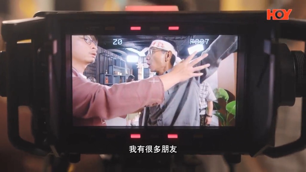 導演何爵天曾執導《正義迴廊》等電影，今次首次挑戰電視處境劇。