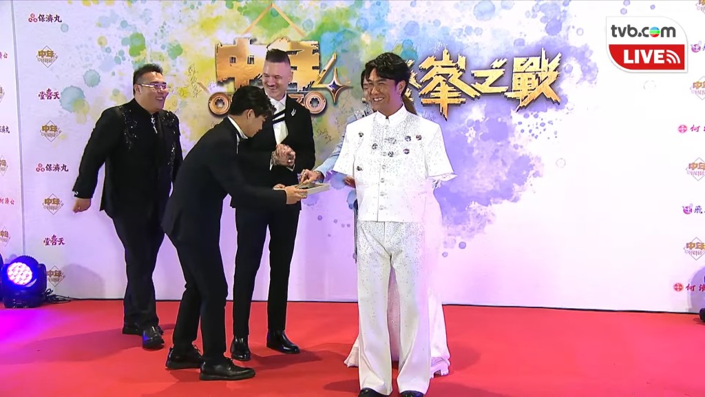 占士丁丁仍有出席。