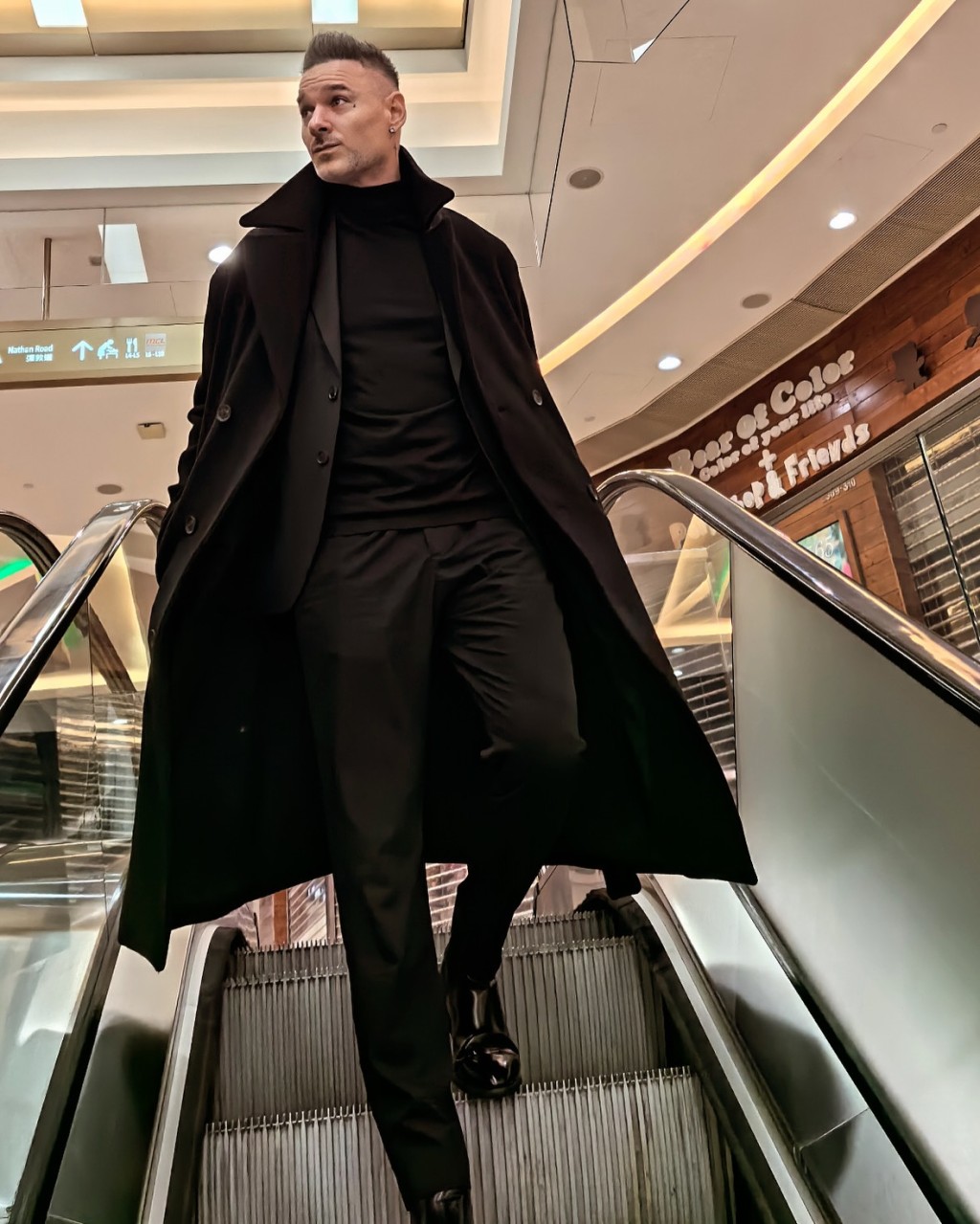 占士丁丁以MC身份接夜場Job。