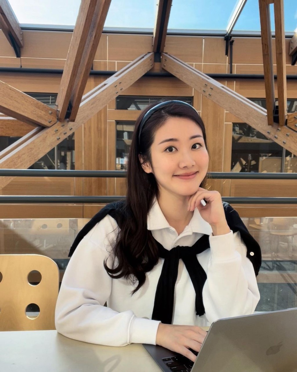 2021年《換命真相》播出後，鄧佩儀向TVB請假，返回加拿大讀書。