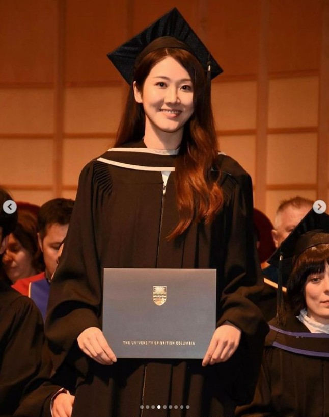 鄧佩儀在IG分享畢業照，充滿學生氣息。