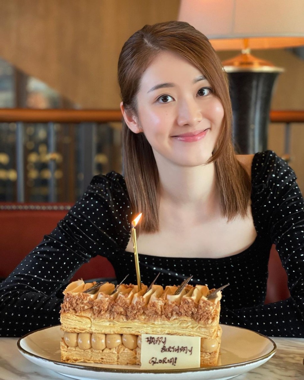 鄧佩儀一度備受TVB力捧，但其後宣布不會繼續在香港發展。