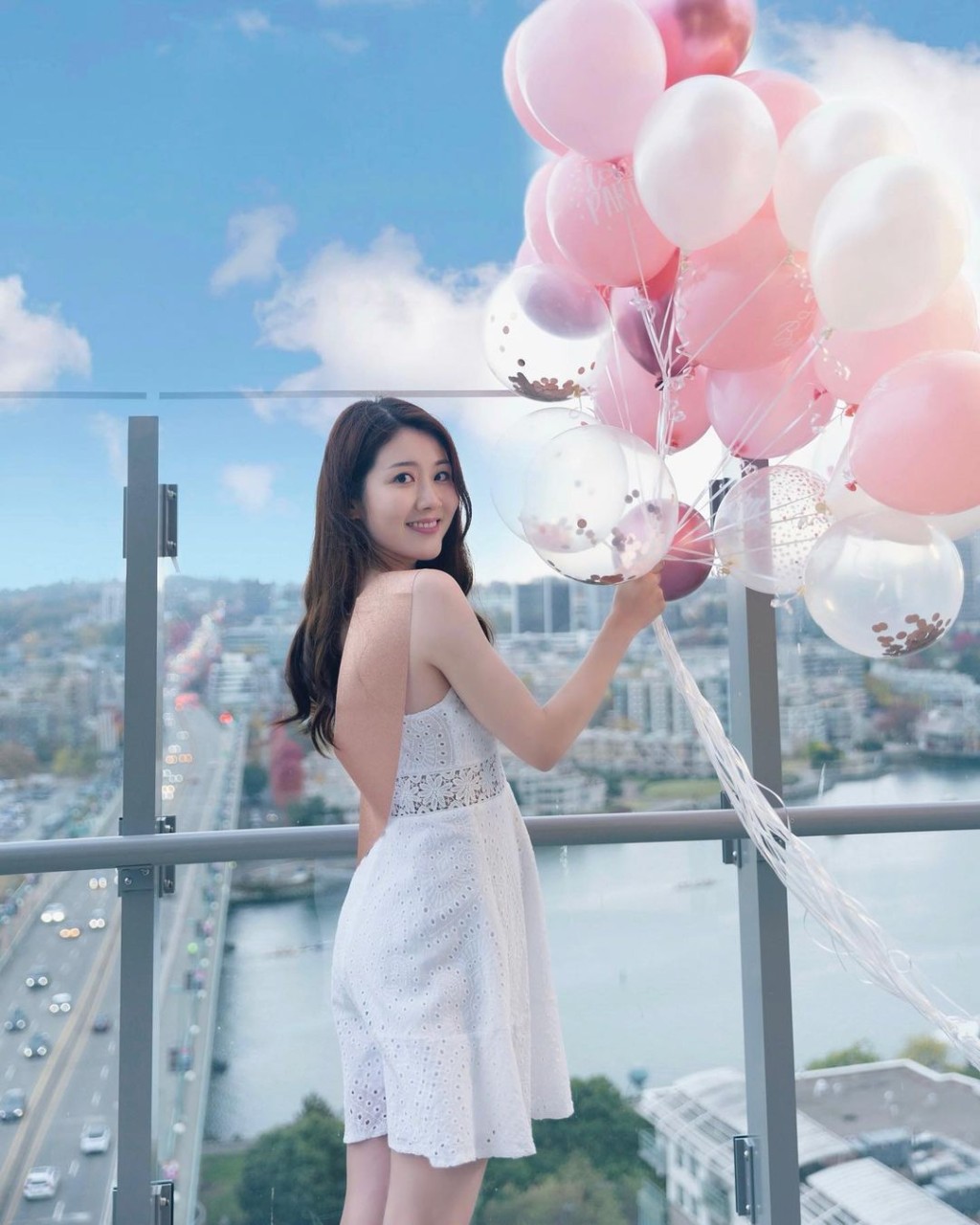 鄧佩儀身形保持得很好。