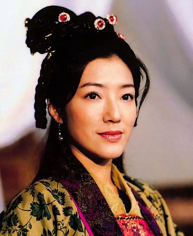 2002年,她在《無頭東宮》中飾演容大姐後便離開TVB。