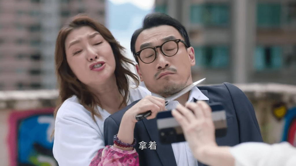 劇中的挾持事件越鬧越大。