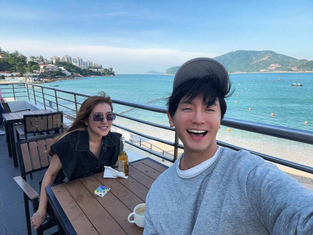 關寶慧曾與年輕男士到赤柱海邊喝茶,並大讚對方完美。