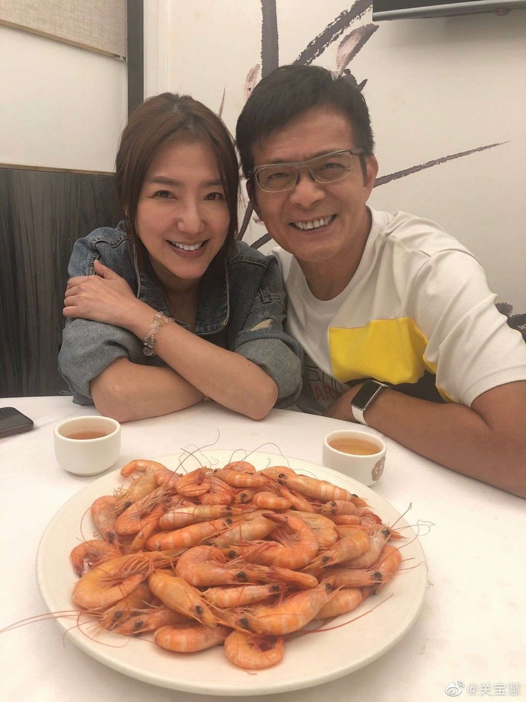由於關寶慧的擇偶條件包括戴眼鏡、拒絕姊弟戀、接受失婚人士,令網民猜測她與黃日華戀愛。