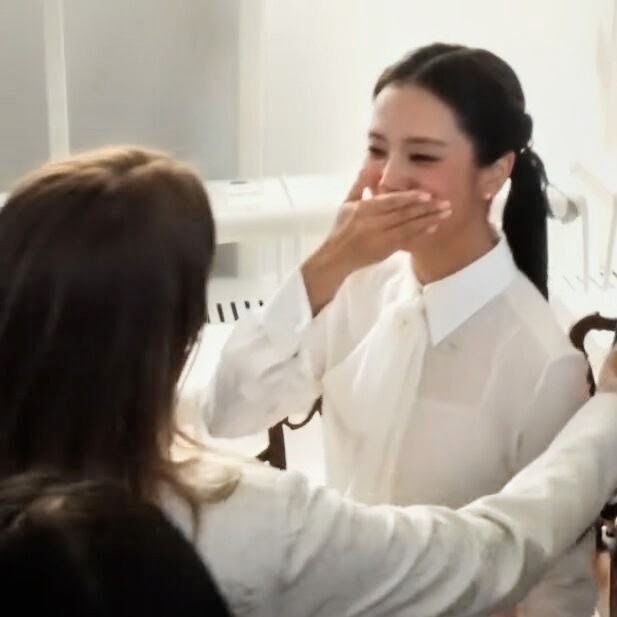 Jisoo遇見品牌已故全球公關總監Mathilde Favier的女兒Heloise,二人見面時難掩激動情緒。