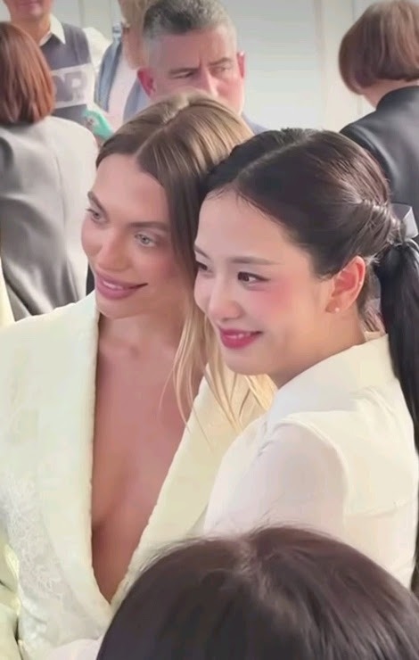 Heloise向父親介紹Jisoo時,稱她作「媽媽的韓國女兒」。