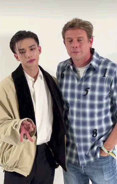 Stray Kids成員鉉辰與品牌創意總監Jonathan Anderson一同合照。