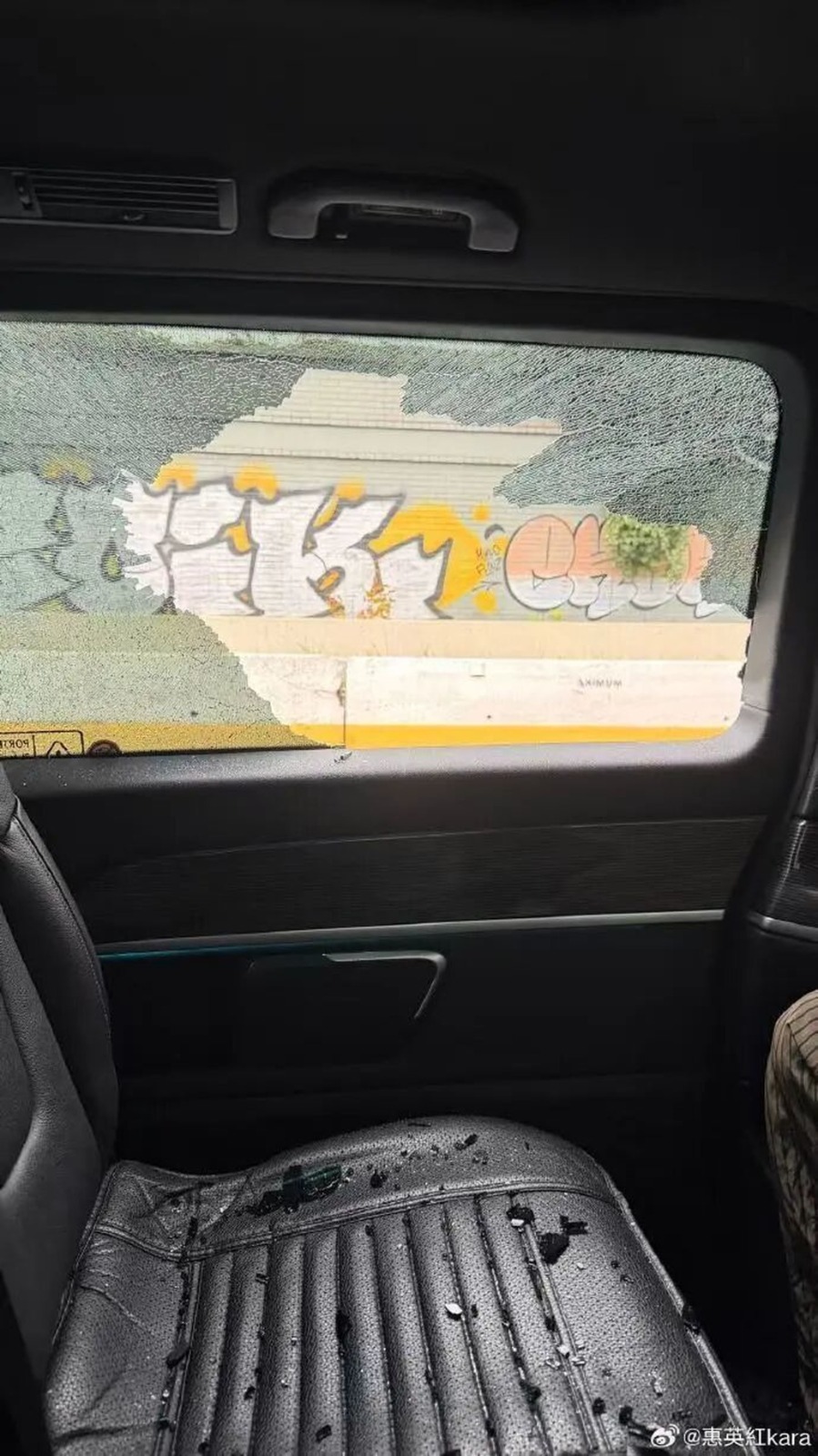 紅姐在網上分享乘車前往巴黎市中心途中,車輛玻璃窗被打破的情況。(微博圖片)