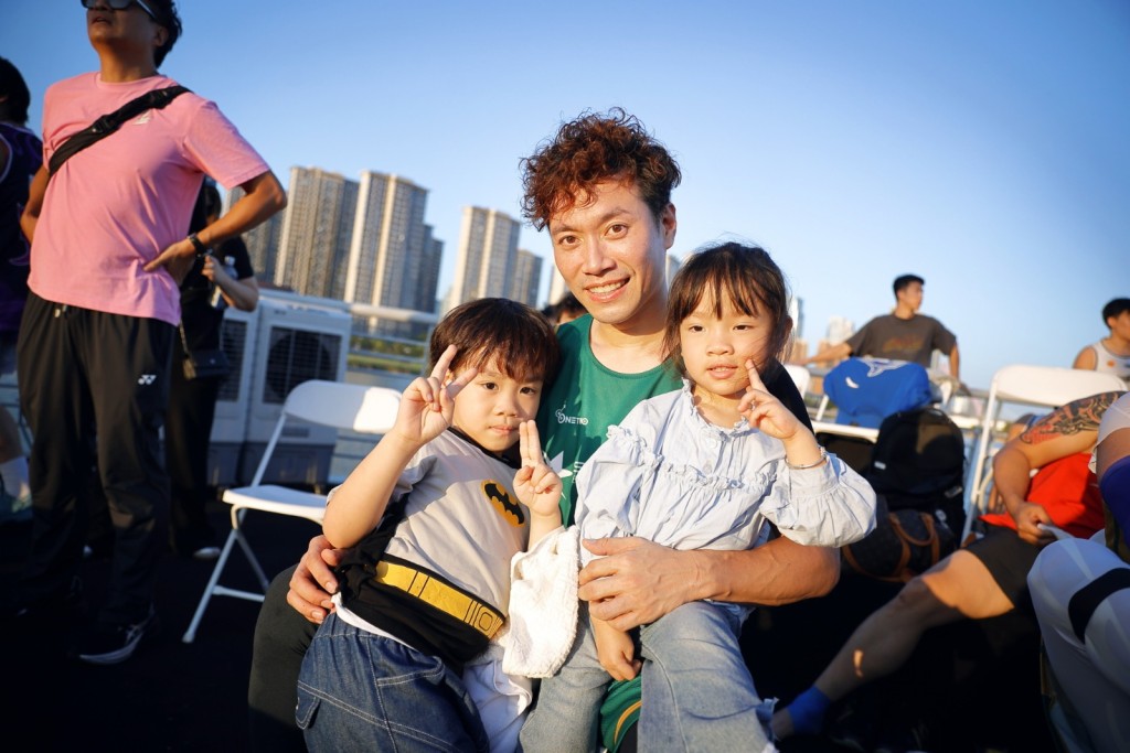 高鈞賢與江梓瑋向現場觀眾送出籃球，與粉絲互動。