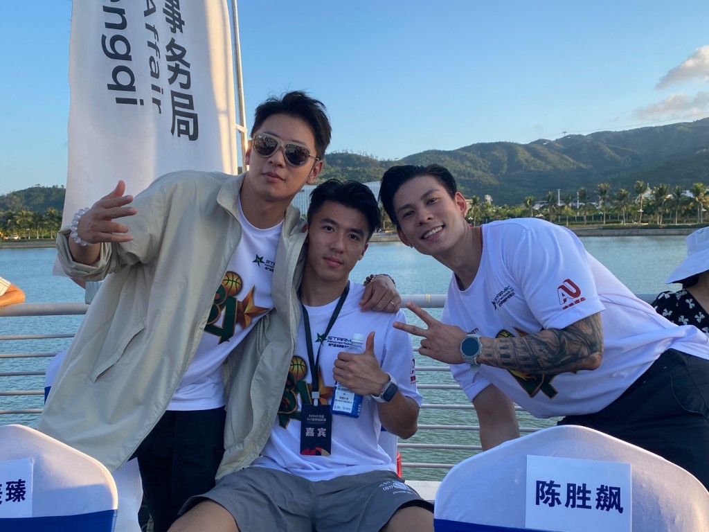 馮志豪演唱時，獲得隊友們的熱情鼓勵。