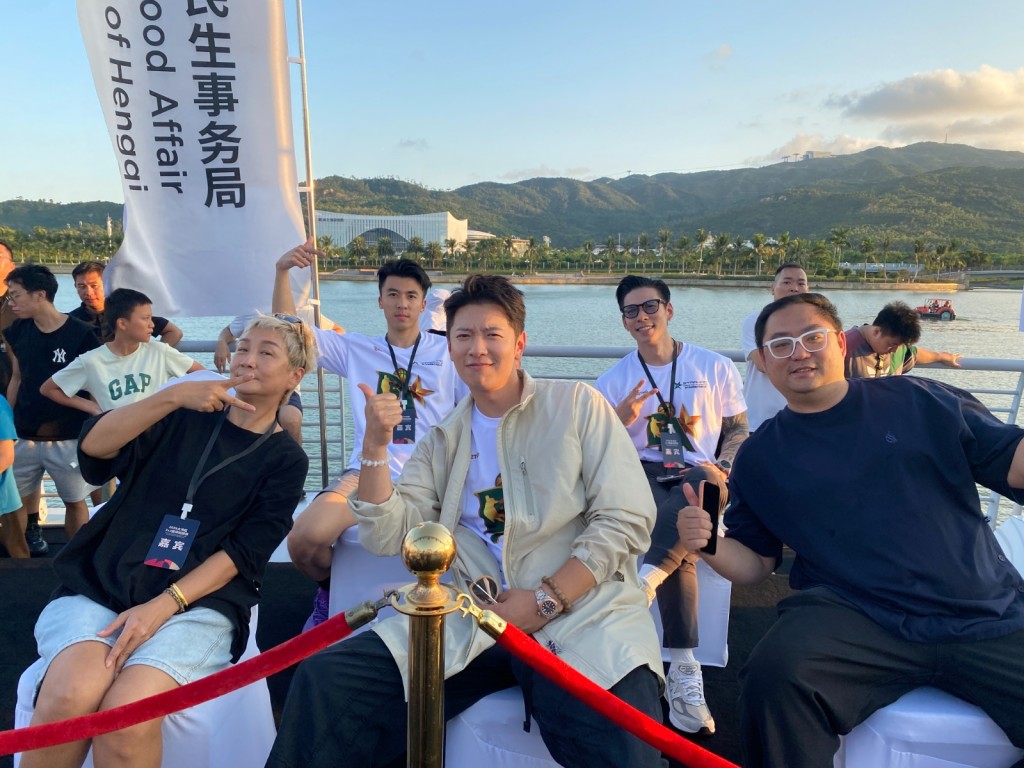 馮志豪演唱時，一班隊友為他熱情鼓勵。