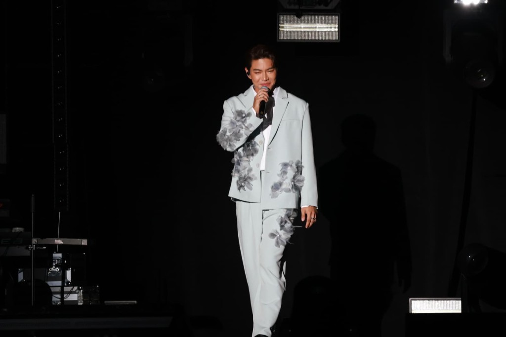 羅天宇在台上獻唱歌曲《誰來愛我》。