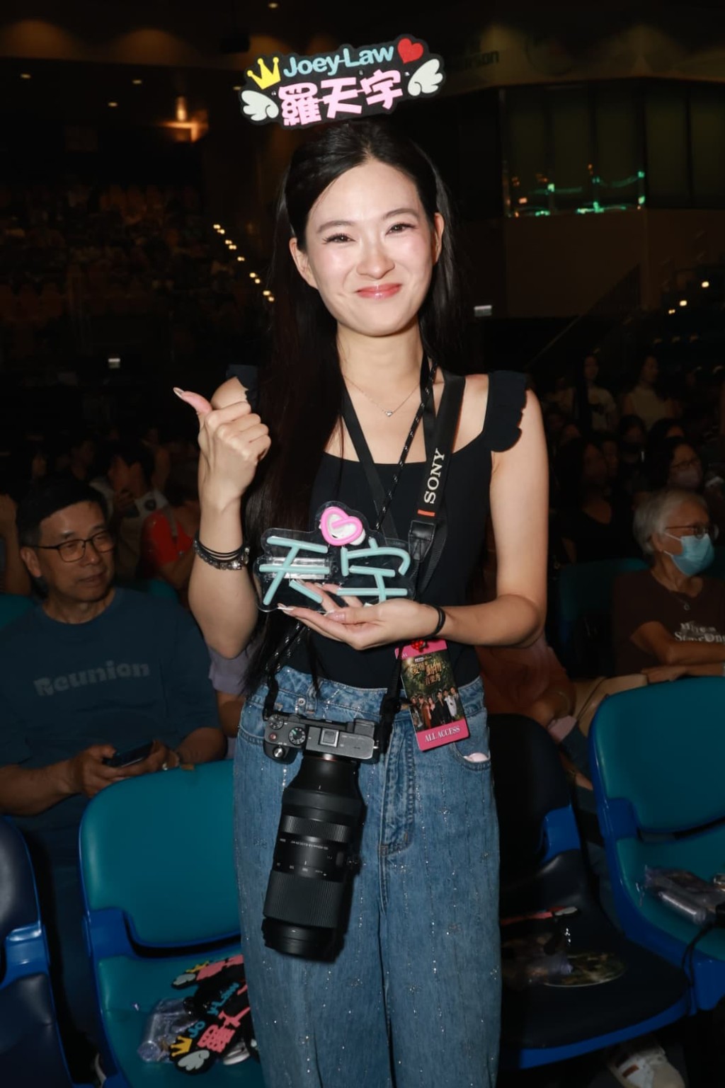 陳懿德戴著頭箍的甜美笑容，被指令台上的羅天宇流鼻血。