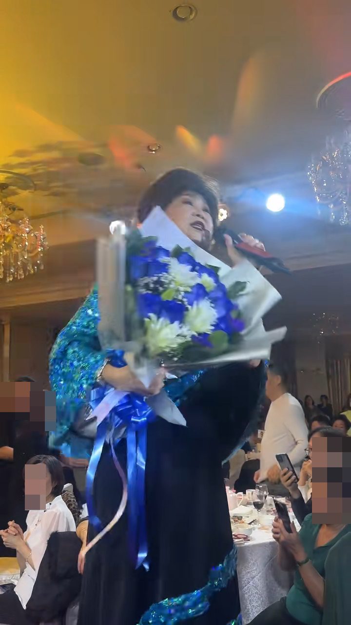 朱咪咪拿着鮮花,又揈咪又擺動身體,讓觀眾聽得陶醉,紛紛舉機拍片。