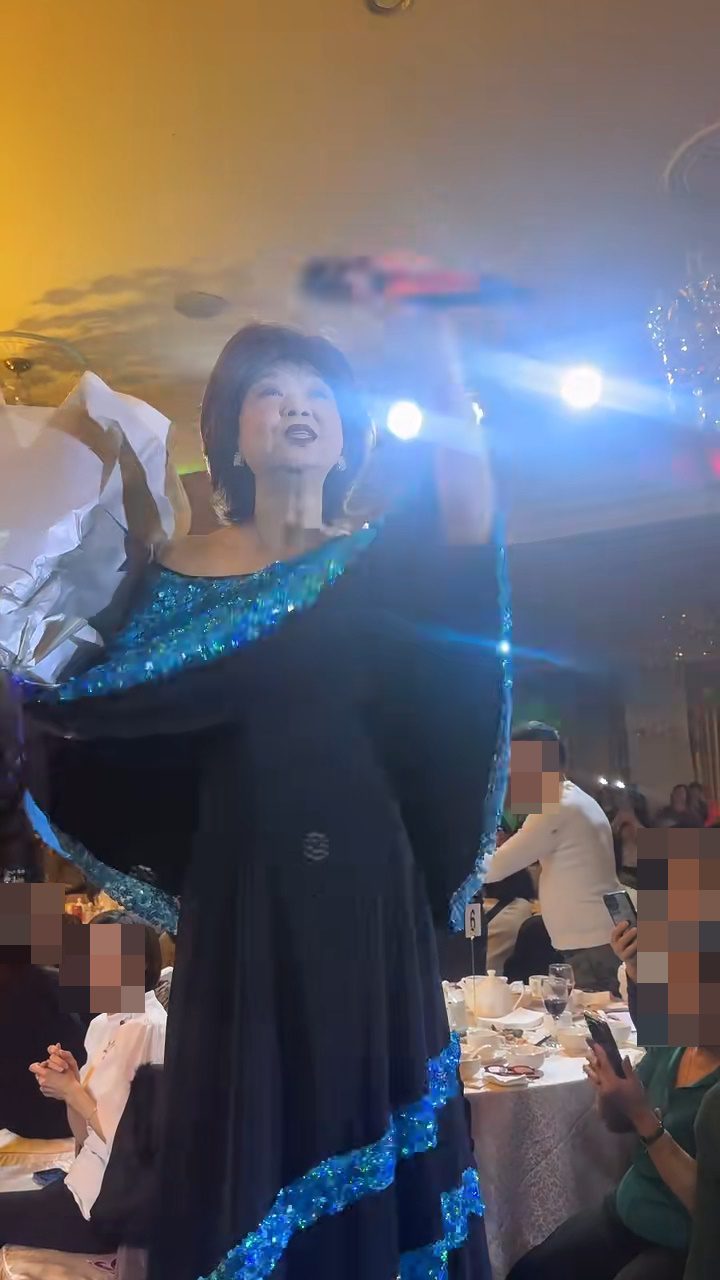 有網民留言大讚:「睇朱咪咪好過去睇Taylor Swift啦」、「咪咪姐仲keep得好好,仲好有腰型」。當她舉手時,腰線明顯,與以往豐腴身形相差甚遠。