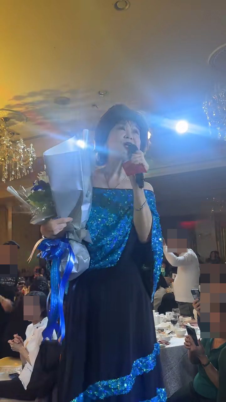 朱咪咪身穿藍黑色露肩珠片長裙登台,絕不欺場。