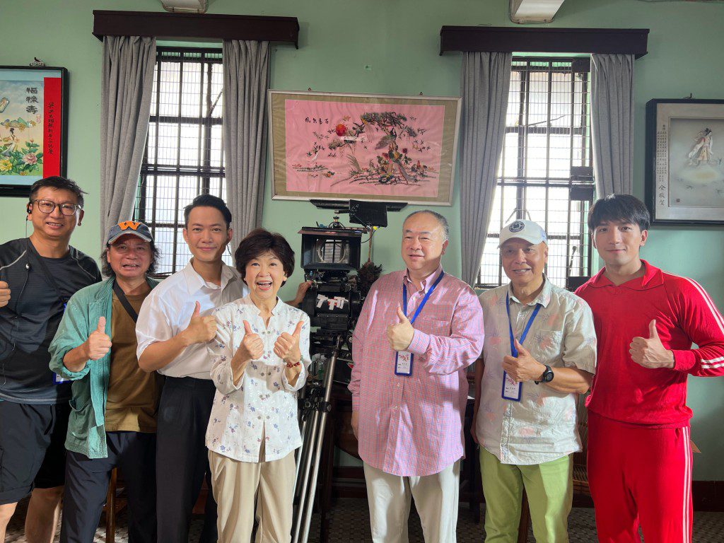 敖嘉年早前在微博貼出工作照,相中站在敖嘉年身旁的朱咪咪,身形明顯比另一邊的導演高志森清瘦不少。