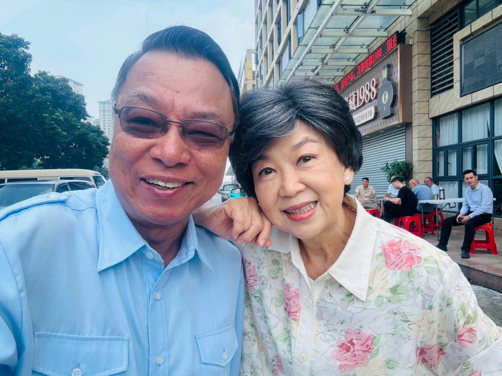 導演李力持在微博貼出與朱咪咪的合照。