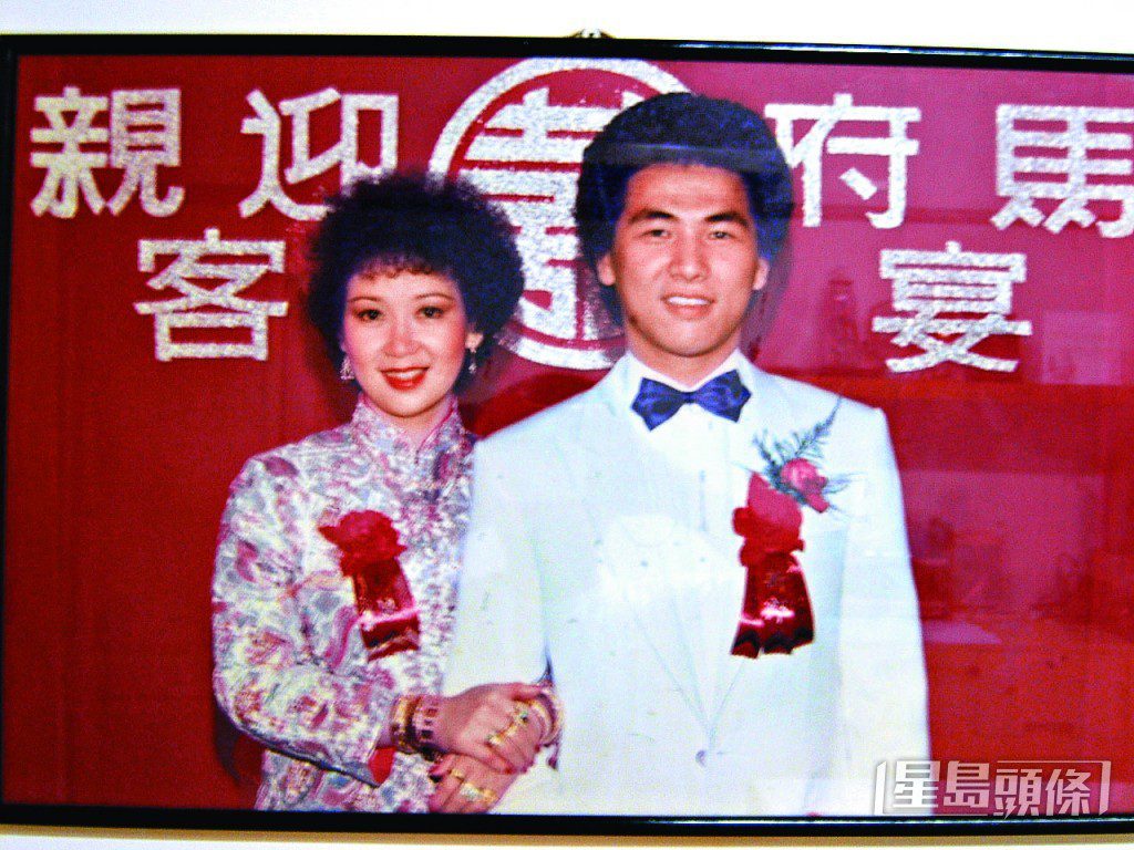 婚後朱咪咪並未退隱,自己留在香港工作賺錢養家,家人則留在新加坡生活。