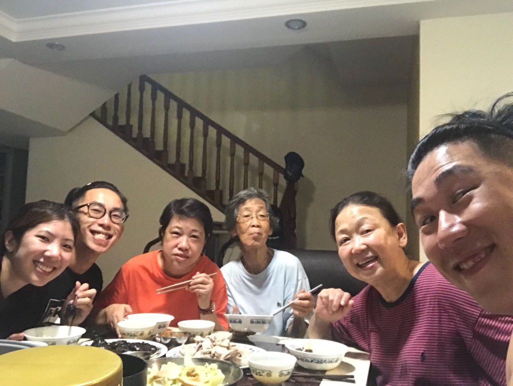 朱咪咪在新加坡與兩名兒子及兩名媳婦同住。