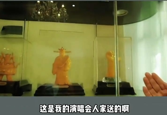 玻璃櫃內放滿了金飾,全是登台時粉絲送給她的禮物。