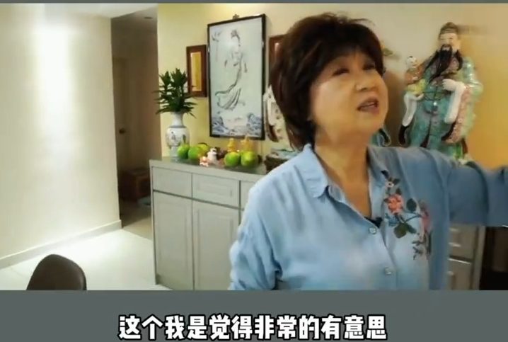家中亦擺放了不少字畫及裝飾擺設。