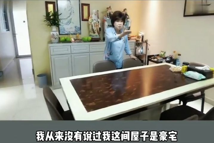 飯廳放置了一張大型餐枱,方便一家人齊齊整整吃飯。