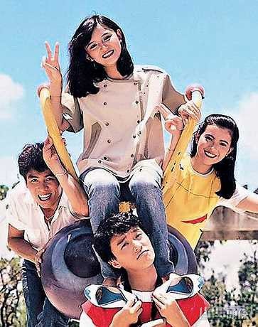 曾華倩於1982年加入TVB藝員訓練班,未畢業已獲派主持兒童節目《430穿梭機》。