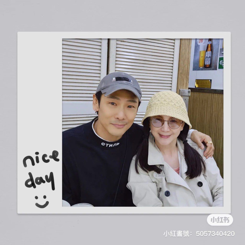 曾華倩亦不時分享與其他藝人的合照,例如之前與杜德偉聚舊。