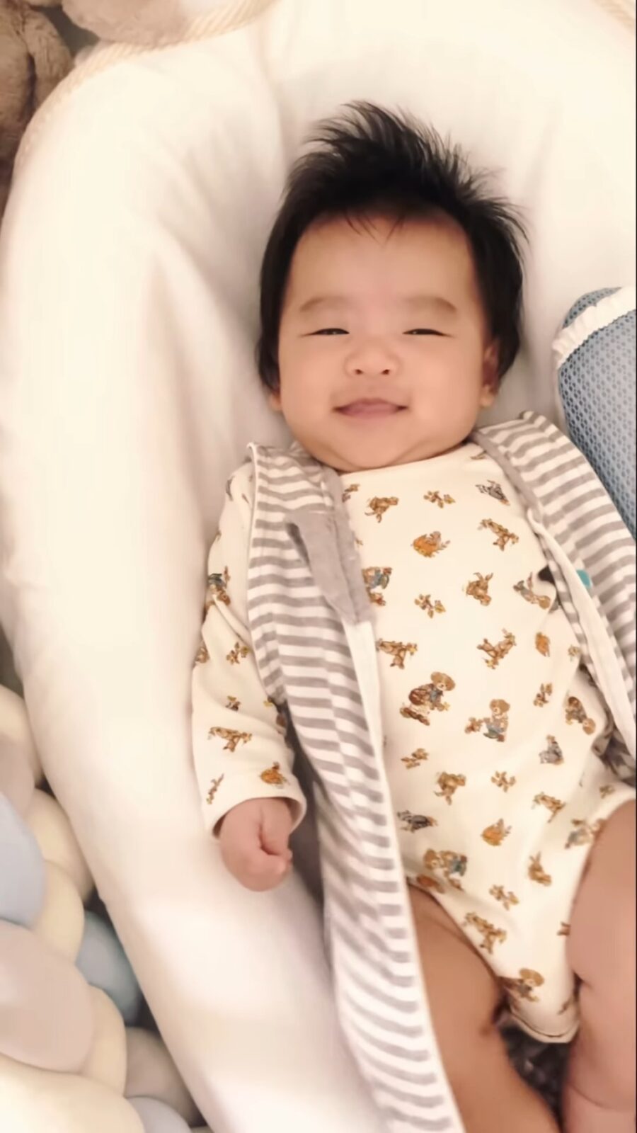 Owen很愛笑，且經常做出有趣的表情。