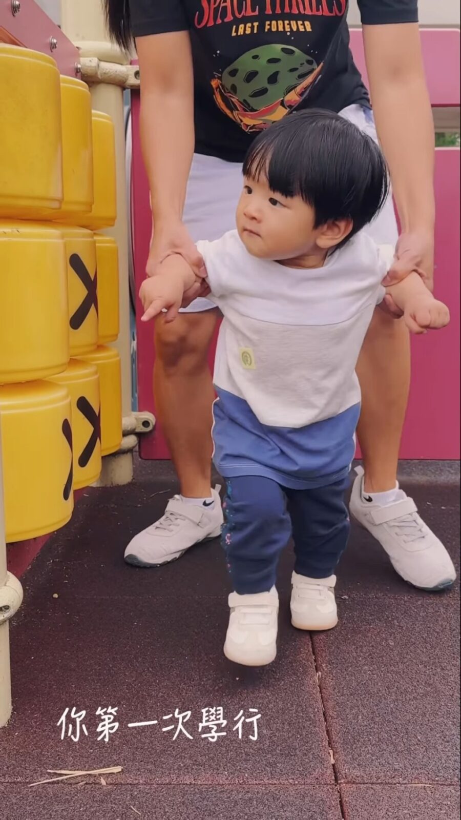 Owen第一次學習走路。